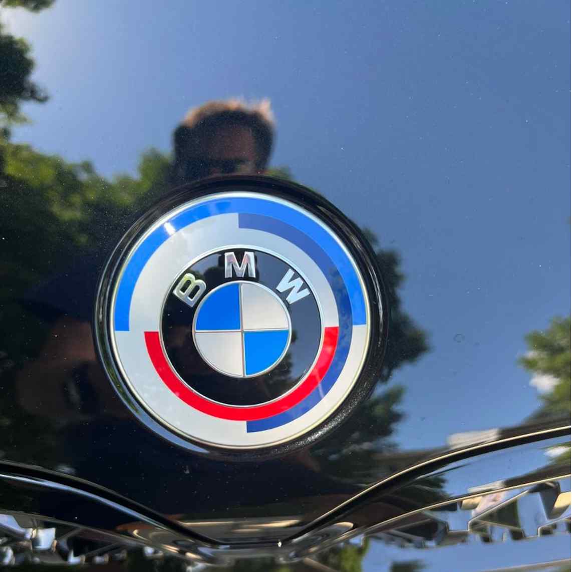 Emblema BMW 82 MM 2 Pines autoadhesivo 50 Aniversario (para capó/maletero)  - E-DZSHOP AUTOPARTS